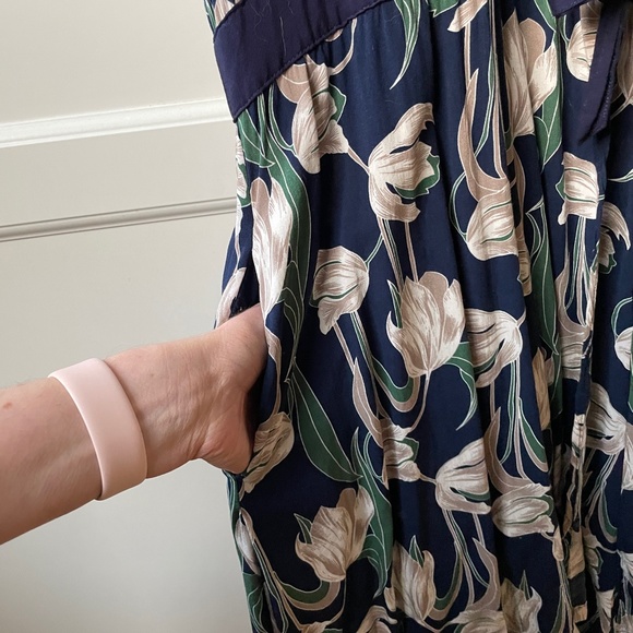 Tulip Dress with A-line waist - Picture 6 of 6